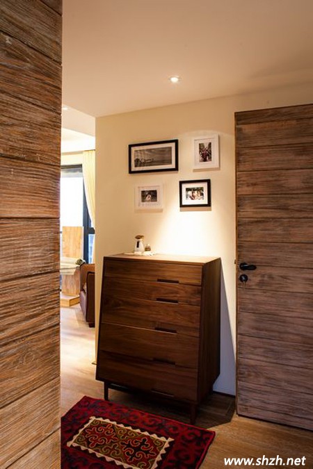 原木風(fēng)情的玄關(guān)設(shè)計(jì)