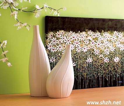   回歸自然在近幾年的裝修設計中被賦予新觀念，綠色是最能代表大自然的顏色，更是夏日盎然氣息的重要點綴，以具有高亮度與彩度的嫩綠色系居家用品為擺設，整體視覺如同送走寒冷的冬季，迎接大地充滿生生不息的朝氣，讓整個空間充滿愉悅感。  造型獨特的雙腳椅，以高密度泡棉材質(zhì)打造一體成行，無接縫而富有彈性的特色座椅。  系統(tǒng)櫥柜運用大地綠色背板，讓居家整體營造出自然休閑風的感覺，并利用深淺色澤傳達居家生活的層次與質(zhì)感。  戶外生活是現(xiàn)代人不可或缺的心靈要素，透過充滿大自然綠意的戶外家具，讓居家的戶外或某個角落都有戶外生活的休閑情調(diào)。  在居家空間中換上季節(jié)色彩其實無需大費周章，例如一個雅樸陶瓷花器再點綴翠綠的墻面，讓空間協(xié)調(diào)而充滿自然氣息。  以白色墻面，灰色地板為基調(diào)的居家空間，讓整體主調(diào)落在綠色的縐摺沙發(fā)，大器不失質(zhì)感。   在如此附有朝氣的居家空間內(nèi)，人的心情也無形的變得更加美好。對待學習和工作也會更加有熱情。 